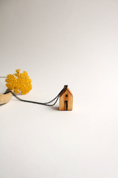 Къщата с малкия прозорец