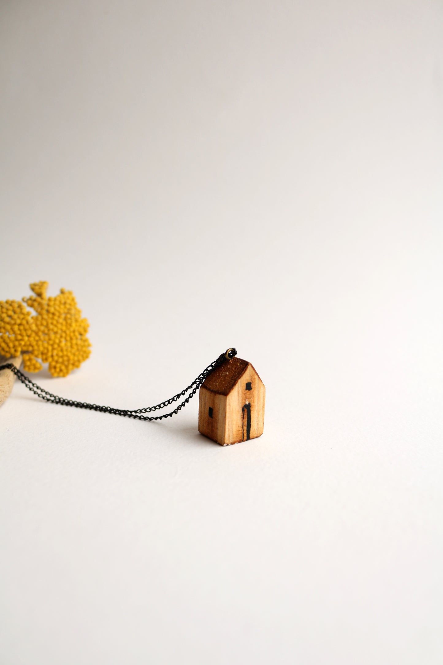 Къщата с малкия прозорец