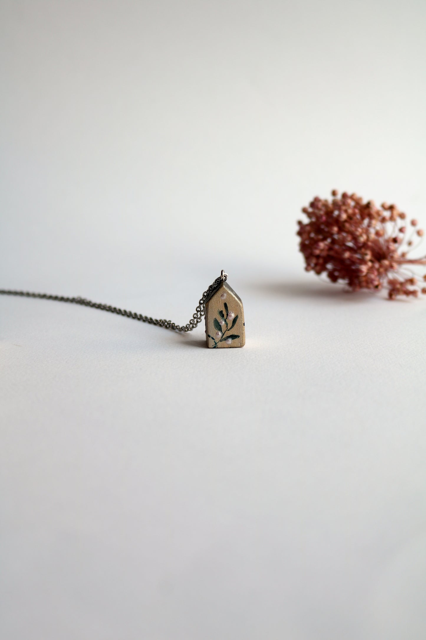 Сивата къща