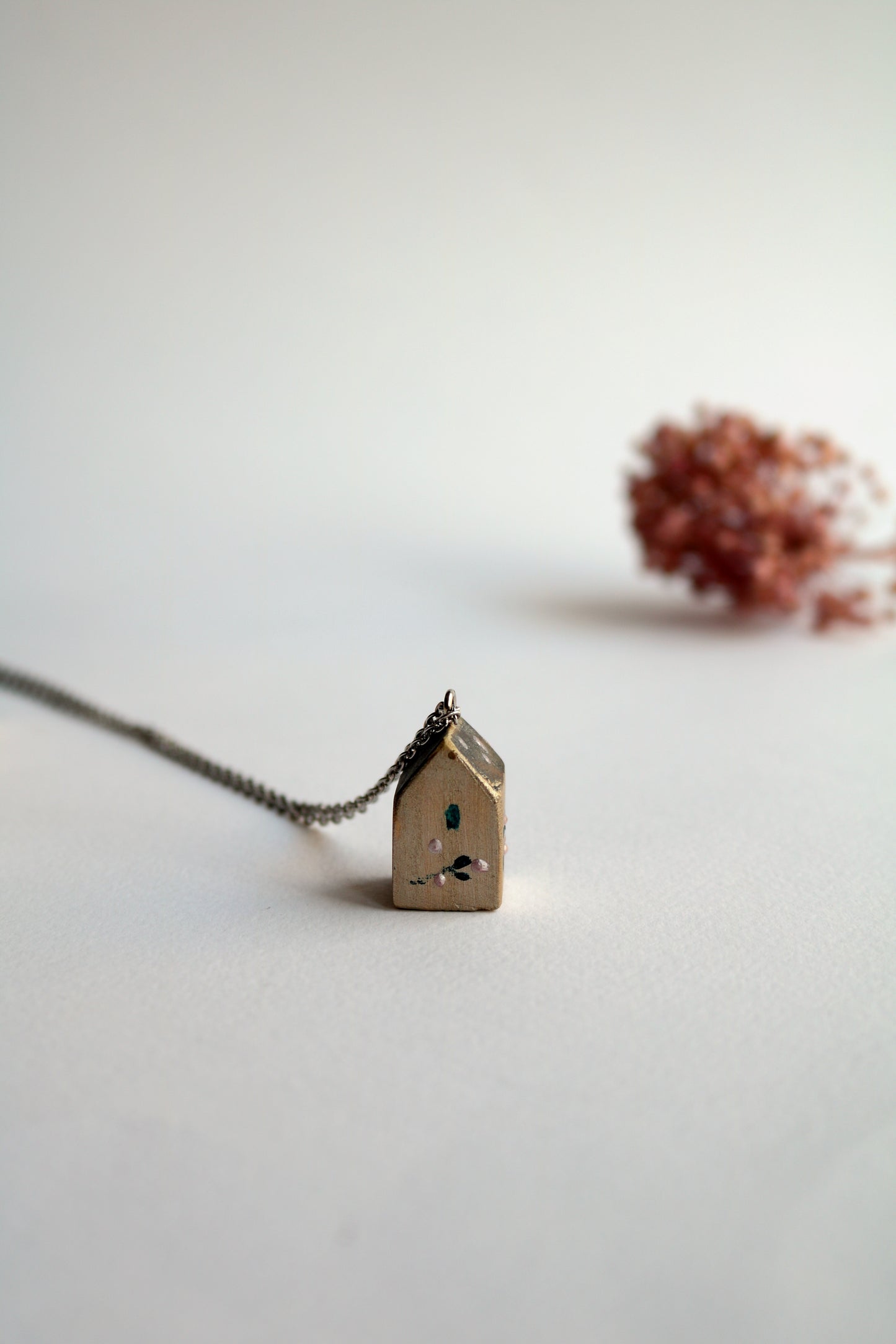 Сивата къща