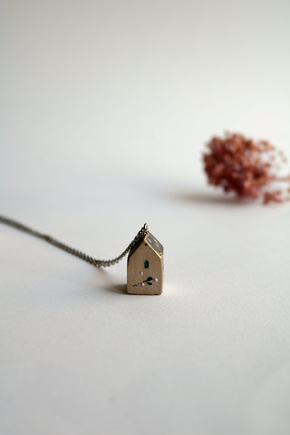 Сивата къща