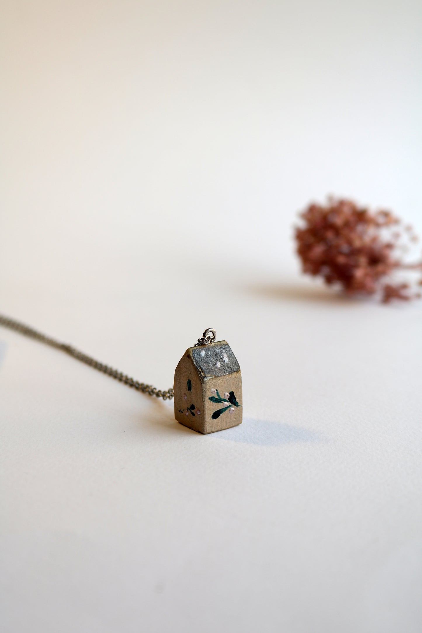 Сивата къща