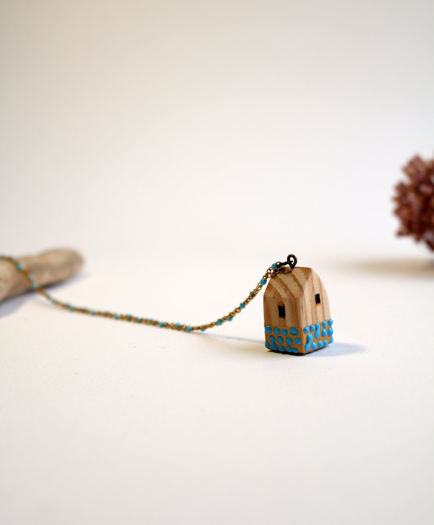 Къщата със сините точки