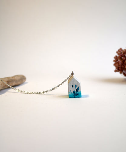 Къщата и синьото цвете