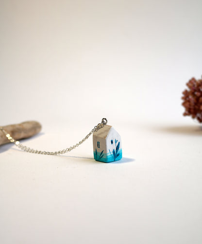 Къщата и синьото цвете