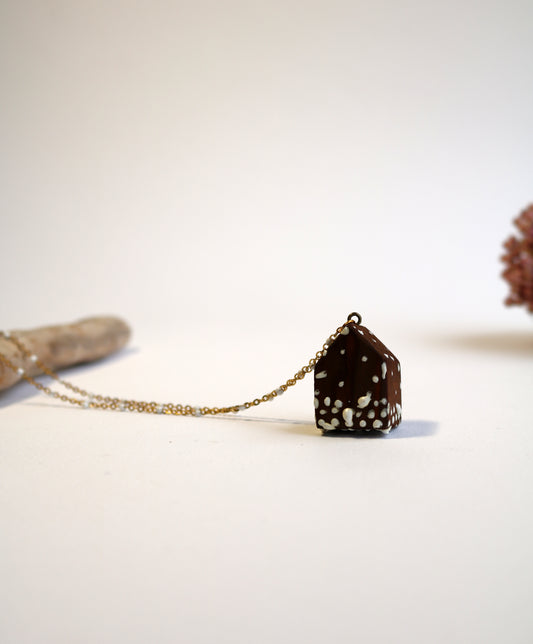 Къщата с белите точки